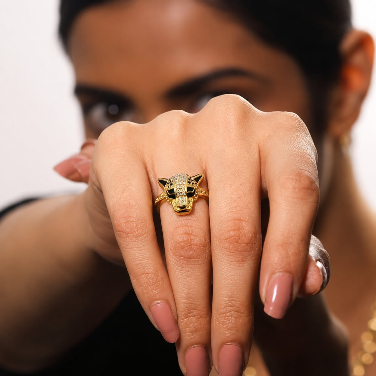 Crystal leopard head adjustable ring worn on hand