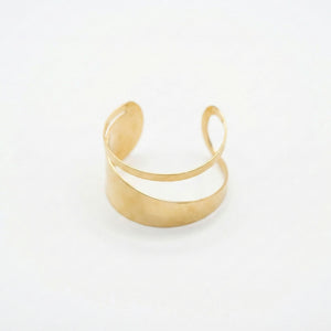 Elegant modern gold cuff bracelet for women with a double layer design, showcasing everyday luxury jewelry by Sajna Sawarnaa.