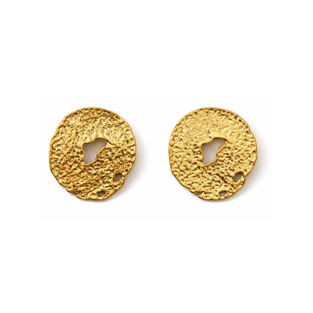 Hammered molten gold disc stud earrings for women by Sajna Sawarnaa, featuring organic textured round design and anti-tarnish finish.